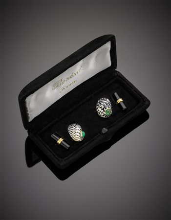 TRIANON Gemelli in oro giallo, conchiglia, onice e smeraldi cabochon, g. 9,...