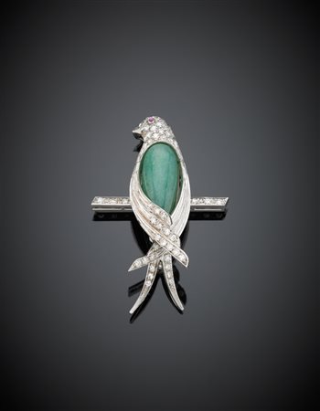 Spilla in oro bianco a guisa di rapace su trespolo rifinita con diamanti, un...