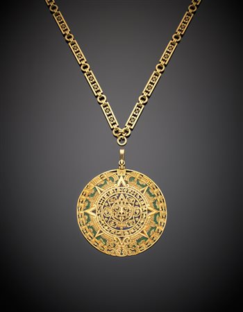 Catena lunga modulare con ciondolo in oro giallo a ricordare la dinastia...