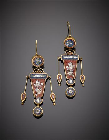 Orecchini pendenti in oro giallo con micromosaico a raffigurare le colombe...