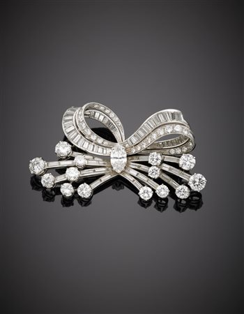Spilla in oro bianco con diamanti rotondi a baguette e tapered a formare un...