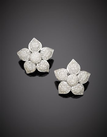 Orecchini a lobo in oro bianco a guisa di fiore con pavè di diamanti g.23,60...