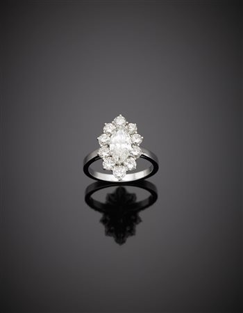 Anello in oro bianco con diamante centrale di forma navette di ct. 1,10...