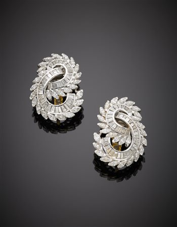 Orecchini a lobo con clips e perno in oro bianco e giallo a volute con...