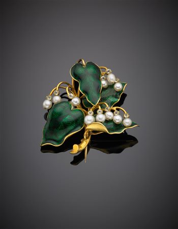 WARTSKI LONDON Spilla liberty in oro giallo con piccole perle e smalto verde...