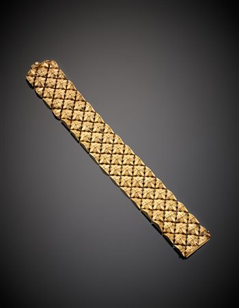 Bracciale modulare in oro giallo lucido e zigrinato con motivo floreale,...