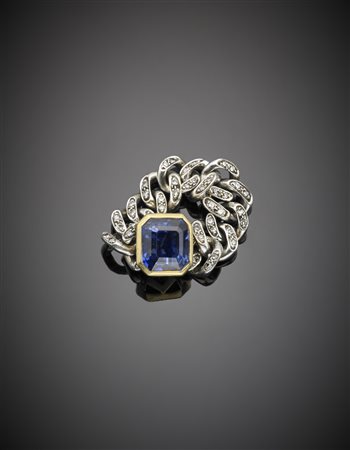 Anello in oro bianco e giallo con zaffiro ottagonale di ct.9,00 circa, maglia...