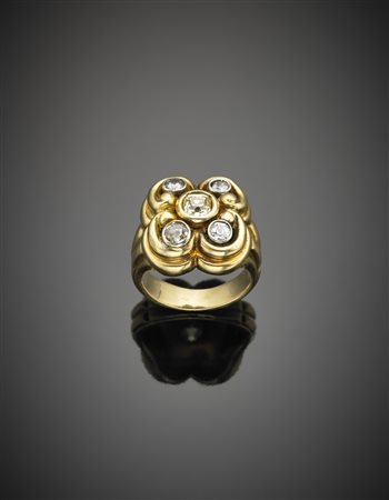 Anello in oro giallo e bianco con quattro diamanti rotondi ed al centro un...