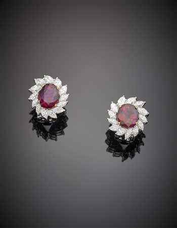 Orecchini in oro bianco con due rubini ovali taglio composito di complessivi...