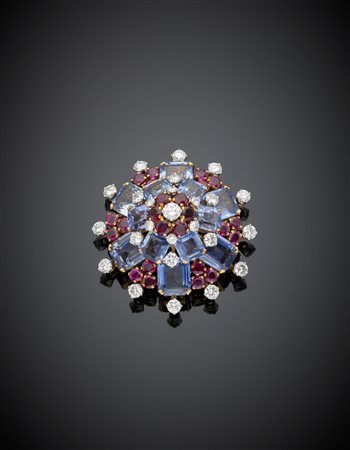 BULGARI Broche in oro giallo e bianco con diamanti e rubini rotondi ad ornare...