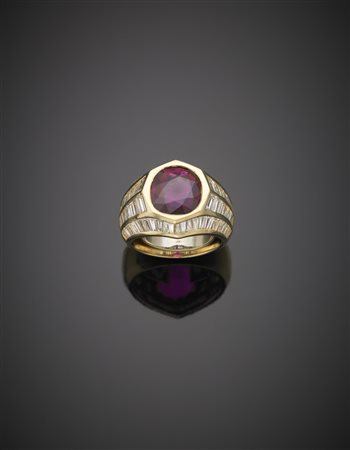Anello in oro giallo con rubino centrale di forma cuscino, taglio composito...