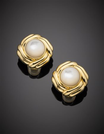 DAVID WEBB Orecchini a lobo in oro giallo con clips e due perle mabè g....