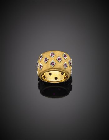 MARIO BUCCELLATI Anello in oro giallo e bianco a fascia con rubini rotondi g....