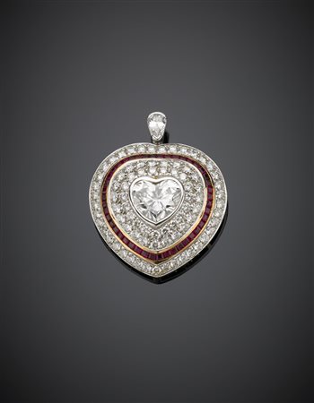 Pendente a forma di cuore con diamante centrale di ct 5,20 circa,...