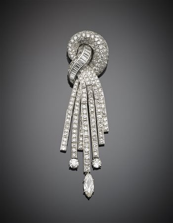 Broche a nodo con nappe in oro bianco con diamanti rotondi, baguette e...