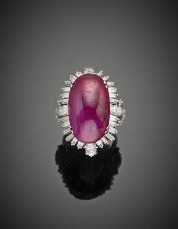 Anello in oro bianco con rubino cabochon di ct. 38 circa, circondato da...