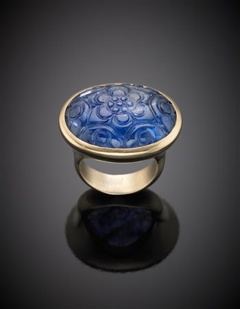 Anello in oro giallo sabbiato con zaffiro ovale cabochon scolpito di ct 49...