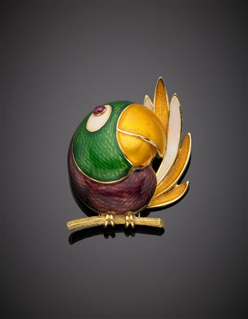 BULGARI Spilla in oro giallo a guisa di pappagallo con smalti e rubino...