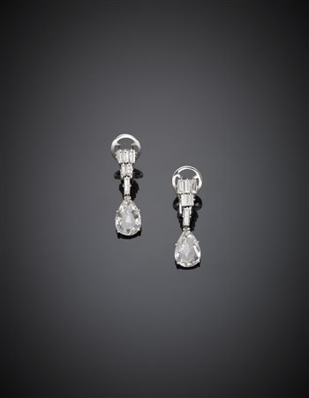 Orecchini pendenti in oro bianco con diamanti a baguette e terminati da due...