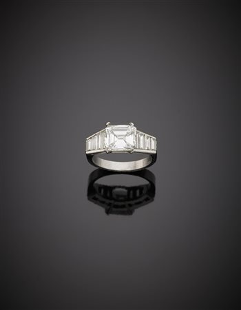 Anello con diamante centrale rettangolare di ct 2,60 circa e diamanti...