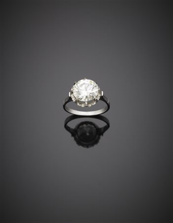 Diamante rotondo di ct. 3,18. Con montatura in platino, g.3,80, misura 13/53...