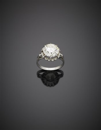 Diamante rotondo di ct.4,54. Con montatura in platino, g.4,10, misura 14/54...