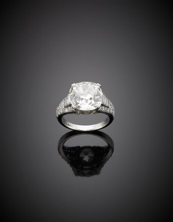 BULGARI Anello "Trombino" in platino diamante centrale rotondo lievemente a...