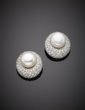 VAN CLEEF & ARPELS Orecchini a lobo in platino e clips in oro, con due perle...