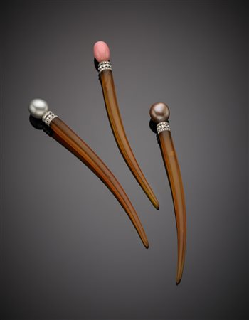 CARTIER Tre hairpins, rifiniti in oro bianco, diamanti e tre perle naturali...