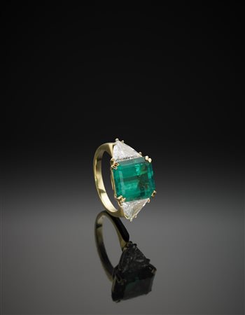 Anello in oro giallo e bianco con smeraldo colombiano ottagonale di ct 6,54...