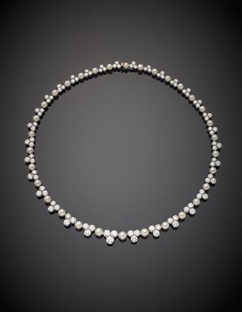 Collier scalato in oro bianco con trentadue perle naturali di acqua salata da...