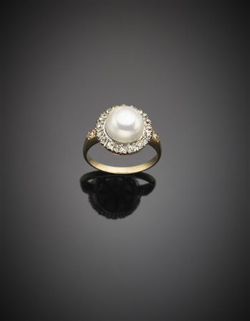 Anello in oro bianco e giallo con perla naturale bianca d'acqua salata di mm...