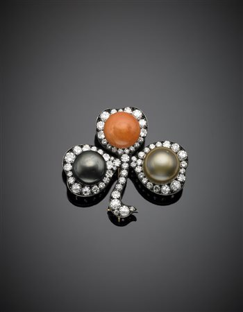 Spilla a trifoglio con tre perle naturali d'acqua salata di cui una conch...