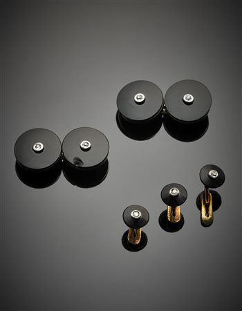 Lotto composto da gemelli in oro giallo 500/1000, onice e diamanti, g.8,50 e...