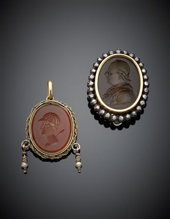 Lotto di due spille in oro e argento una con corniola e l'altra vetro ambrato...