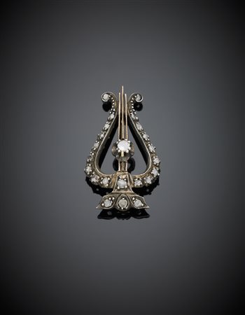 Spilla a guisa di arpa in oro giallo e argento, con diamanti irregolari g....