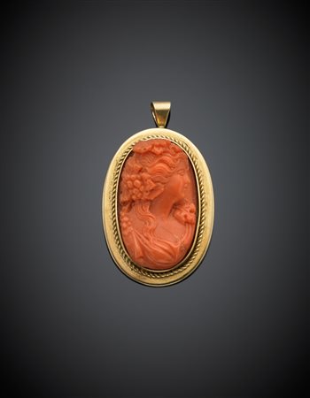 Pendente in oro giallo con busto femminile in corallo arancio rosato...