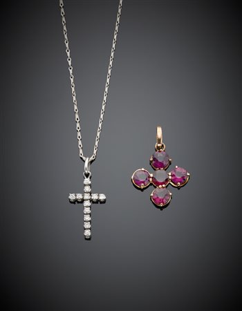 Lotto composto da due croci una in oro giallo con granati violacei rotondi e...