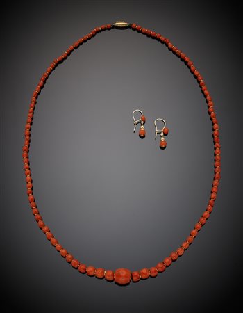 Lotto composto da collana di boules di corallo rosso sfaccettato a barilotto...