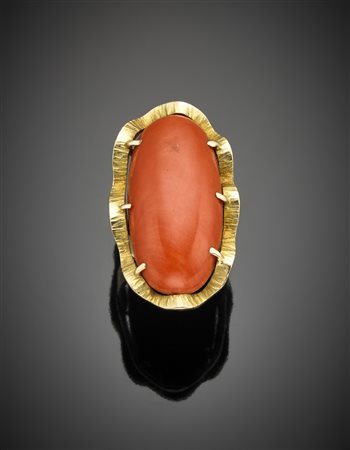 Anello in oro giallo lucido e sabbiato, con al centro un cabochon ovale di...