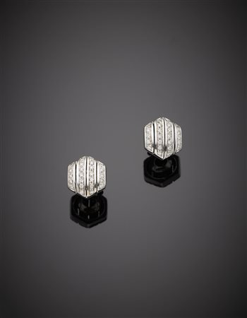 Orecchini a lobo in oro bianco, con diamanti rotondi, g. 6,80 Diamond white...