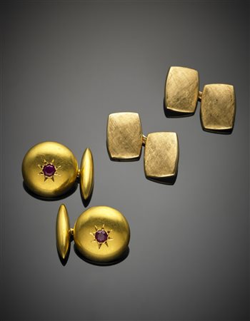 Lotto di due paia di gemelli in oro giallo, un paio satinato marcato UNOAERRE...