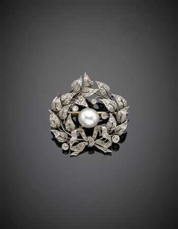 CONFALONIERI Spilla in oro giallo e bianco con diamanti e perla centrale di...
