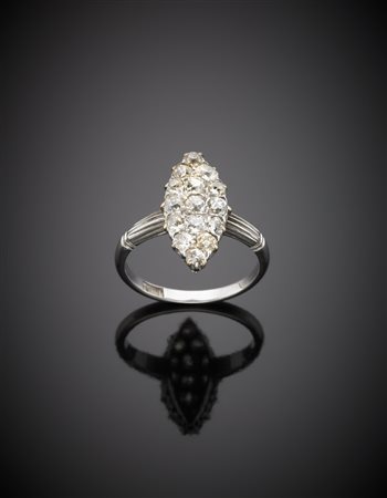 Anello in oro bianco a guisa di navette con diamanti rotondi e ovali con...