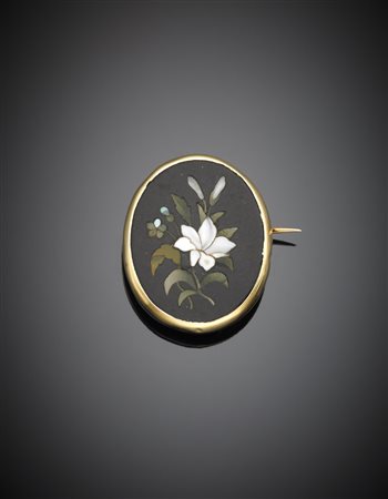 Spilla in oro giallo e mosaico di pietre dure raffigurante un giglio, g.11,70...