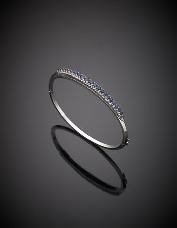 Bracciale rigido in oro bianco con zaffiri a scalare, g. 14, diam. cm 5,5...