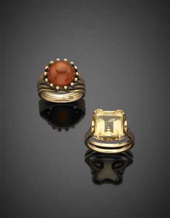 Lotto composto da due anelli in oro giallo uno con corniola cabochon e uno...