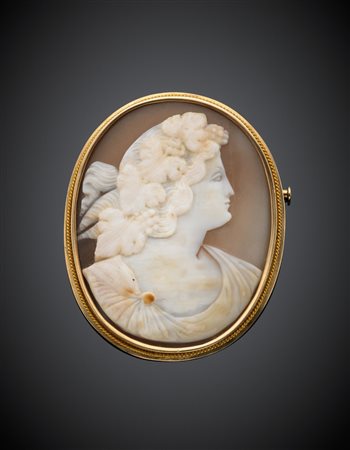 Spilla con grande cammeo in oro giallo a figura di donna g. 17,70 cm 6x5...