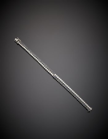 Bracciale in oro bianco diamanti e zaffiri, g. 22,60, lungh. cm 16 circa A...