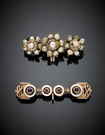 Lotto di due spille in oro giallo rossastro una con smalto bianco e ametiste...